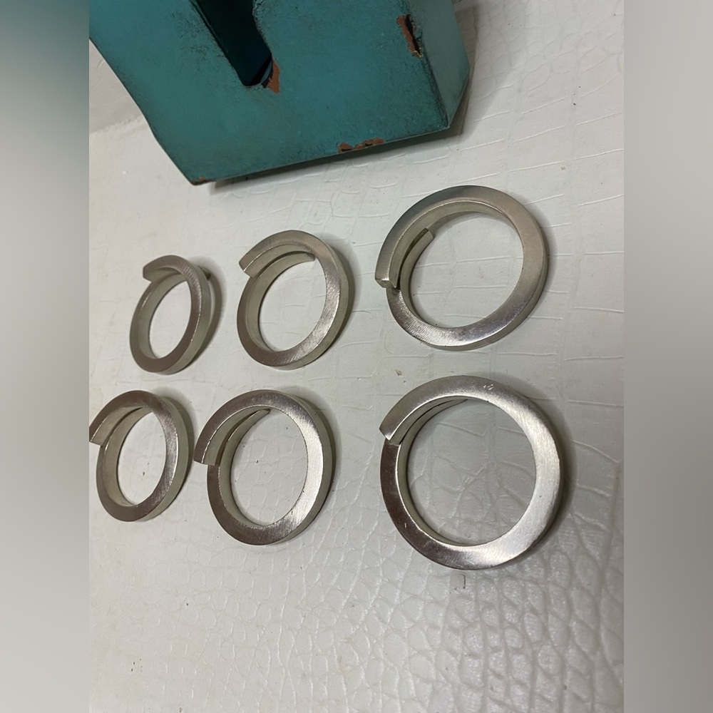 Set of 6 Silver Overlapping Silver Napkin Rings - Picture 3 of 4